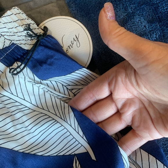 Blue and White Leaf Print Women's Wide Pants XL - Picture 5 of 6